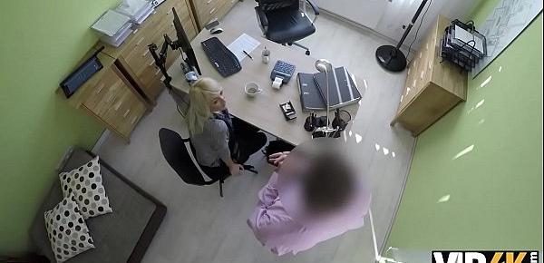  VIP4K. Agent knallt enge Teen Pussy, dann genehmigt er Mädchen Darlehen